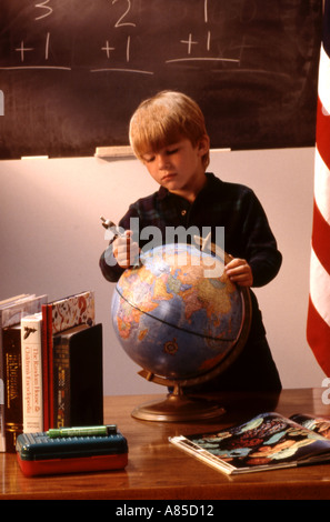 Grundschüler im Klassenzimmer lernen von globe Stockfoto