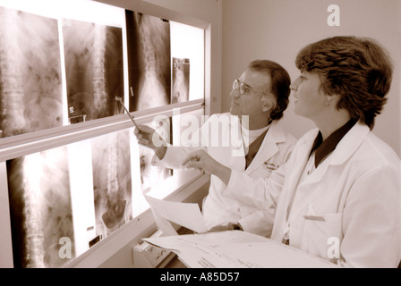 Radiologen im Krankenhaus Röntgen anzeigen Stockfoto