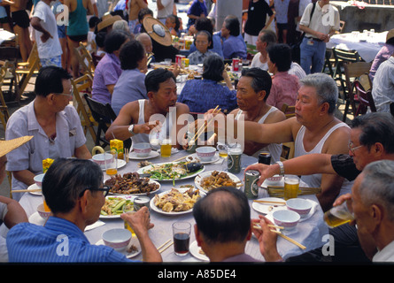 Dorfbewohner, die mit Essen in Tinhau Festival Tapmun Insel Hongkong china Stockfoto