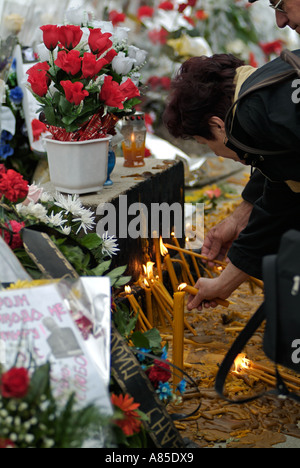 Bosnisch-serbischen Frau zündet eine Kerze an einem Denkmal für Slobodan Milosevic in Banja Luka Stadtzentrum Republika Srpska Bosnien Herzego Stockfoto