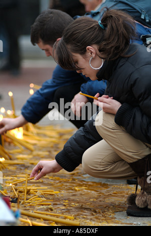 Bosnische Serben Anzünden von Kerzen an einem Denkmal für Slobodan Milosevic in Banja Luka Stadt Zentrum Republika Srpska Bosnien-Herzegowina Stockfoto