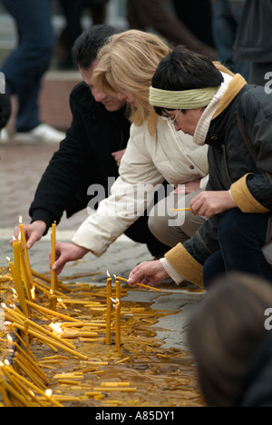 Bosnische Serben Anzünden von Kerzen an einem Denkmal für Slobodan Milosevic in Banja Luka Stadt Zentrum Republika Srpska Bosnien-Herzegowina Stockfoto