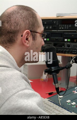 Radio-DJ in einem auf Air Studio präsentiert eine Show Stockfoto