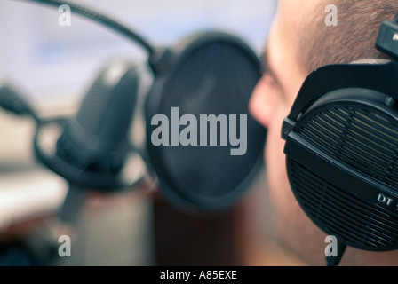 Radio-Moderatorin in einem on Air Studio präsentiert seine Show Stockfoto