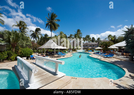 Schwimmbad im Almond Beach Village, St Peter, Westküste, Barbados, Karibik Stockfoto