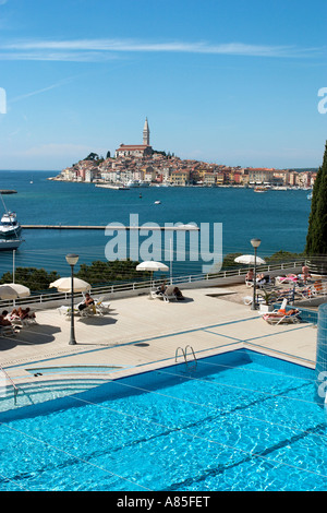 Blick über Pool in Richtung Altstadt, Hotel Park Rovinj, Istrien, Kroatien Stockfoto