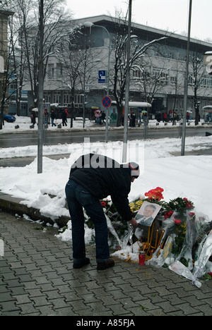 Bosnische Serben Mann zündet eine Kerze an einem Denkmal für Slobodan Milosevic in Banja Luka Stadtzentrum Republika Srpska Bosnien Herzegovi Stockfoto