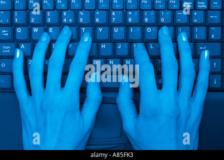 Bewegungsunschärfe ein Womans Finger Tippen auf der Tastatur eines Laptops, Close Up. Stockfoto