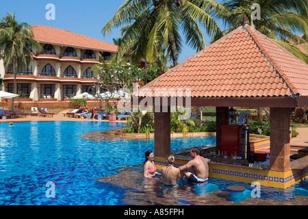 Swim Up Bar bei Ramada Caravela Beach Resort, Varca, Goa Stockfoto