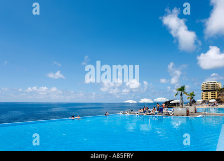 Infinity-Pool im Crowne Plaza Resort, Funchal, Madeira, Portugal Stockfoto