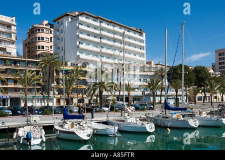 Blick von der Marina in Richtung Hotel Costa Azul, Palma, Mallorca, Spanien Stockfoto