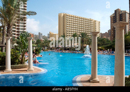 Hauptpool und Pelicanos Gebäude, Hotels Sol Pelicanos/Ocas, Benidorm, Costa Blanca, Spanien Stockfoto