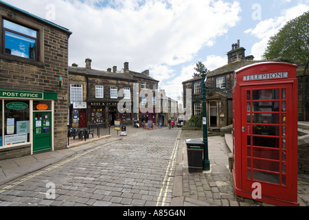 Dorfzentrum und Hauptstraße, Haworth, West Yorkshire, England, Vereinigtes Königreich Stockfoto