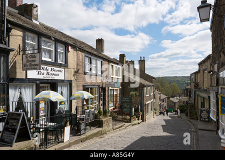Geschäfte und Ye Olde Bronte Tea Rooms an der Hauptstraße im Dorf-Zentrum, Haworth, West Yorkshire, England, UK Stockfoto