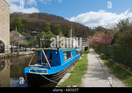 Schmale Boot auf dem Rochdale Kanal im Stadtzentrum, Hebden Bridge, Calder-Tal, West Yorkshire, England, UK Stockfoto