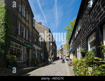 Main Street im Zentrum Dorfes, Haworth, West Yorkshire, England, UK Stockfoto