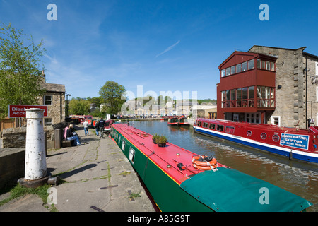 Schmale Boote auf der Leeds-Liverpool Kanal, Skipton, Yorkshire Dales National Park, North Yorkshire, England, UK Stockfoto