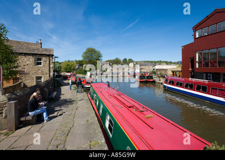 Schmale Boote auf der Leeds-Liverpool Kanal, Skipton, Yorkshire Dales National Park, North Yorkshire, England, UK Stockfoto