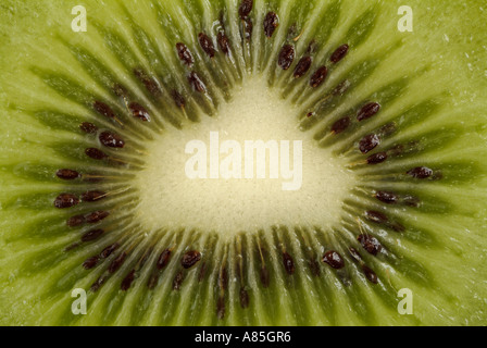 Obst in der Nähe von eine Kiwi in Scheiben geschnitten In Hälfte Stockfoto