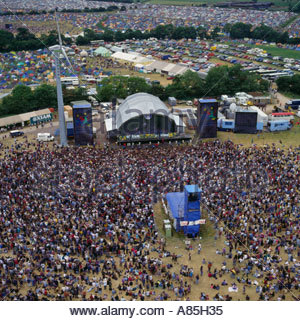 Bühne und Massen an Glastonbury Music Festival Somerset UK Luftbild Stockfoto