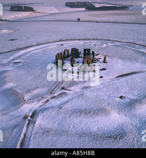 Stonehenge im verschneiten Sonnenuntergang Luftaufnahme der Wiltshire UK Stockfoto