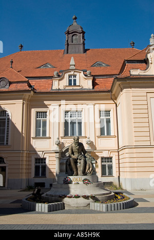 Komárno, Slowakei. Podunajske Museum. Statue von Mor Jokai (ungarischer Schriftsteller) Stockfoto