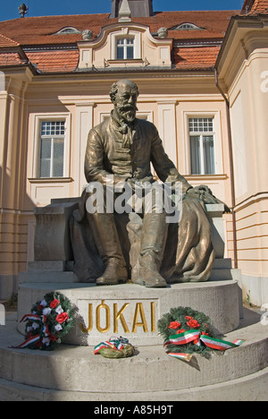 Komárno, Slowakei. Podunajske Museum. Statue von Mor Jokai (ungarischer Schriftsteller) Stockfoto