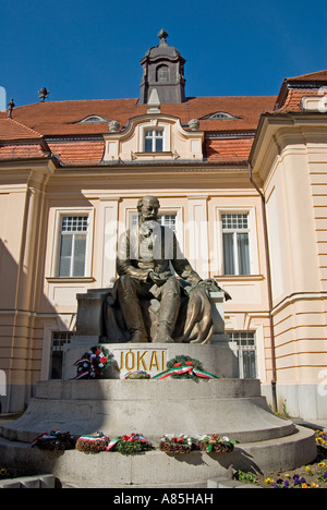 Komárno, Slowakei. Podunajske Museum. Statue von Mor Jokai (ungarischer Schriftsteller) Stockfoto