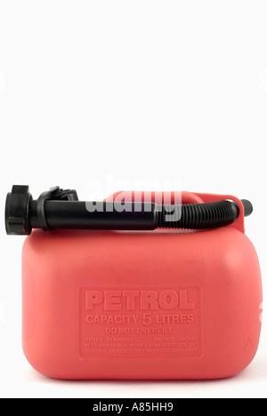 Roter Kunststoff Kanister vor einem weißen Hintergrund Stockfoto
