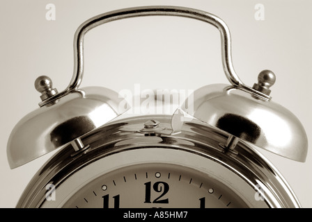 Abstrakte einen analogen Wecker läuten die Glocken früh am Morgen Stockfoto