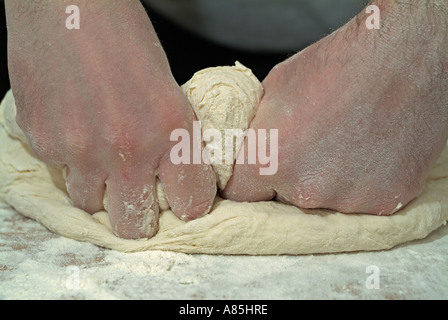 Männlich, Kneten von Brotteig zum Backen Stockfoto