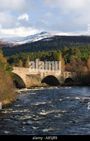 IA 93 Braemar; Invercauld Bridge über den Fluss Dee, mit Blick auf die Old Brig o' Dee, Aberdeenshire, Schottland, Großbritannien Stockfoto