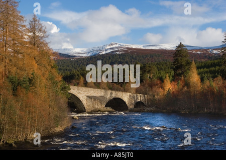 IA 93 Braemar; Invercauld Bridge über den Fluss Dee, mit Blick auf die Old Brig o' Dee, Aberdeenshire, Schottland, Großbritannien Stockfoto