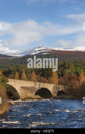 IA 93 Braemar; Invercauld Bridge über den Fluss Dee, mit Blick auf die Old Brig o' Dee, Aberdeenshire, Schottland, Großbritannien Stockfoto