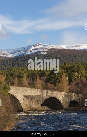 IA 93 Braemar; Invercauld Bridge über den Fluss Dee, mit Blick auf die Old Brig o' Dee, Aberdeenshire, Schottland, Großbritannien Stockfoto