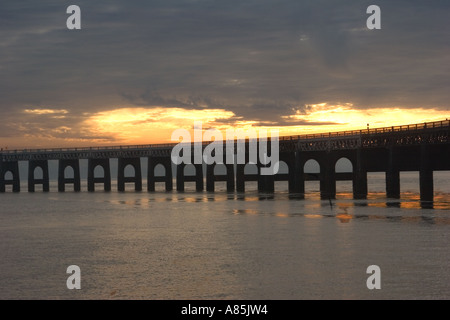 Sonnenuntergang über den Tay Eisenbahnbrücke Dundee, Tayside, Scotland, uk Stockfoto