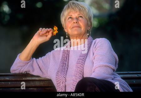 FRAU GROßMUTTER LÄCHELN GUTE LAUNE Stockfoto