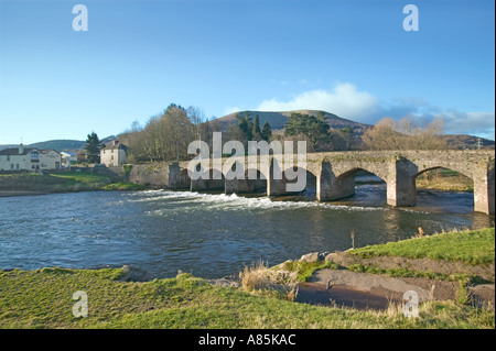 Die Brücke über den Fluss Usk in Llanfoist Dorf mit Blorenge Mountain aus Schloss Wiesen Abergavenny South Wales UK Stockfoto