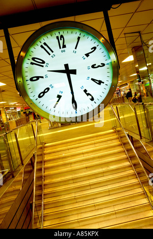 KATALONIEN-PLATZ DER UHR ZUG BAHNHOF RENFE BARCELONA, KATALONIEN SPANIEN Stockfoto