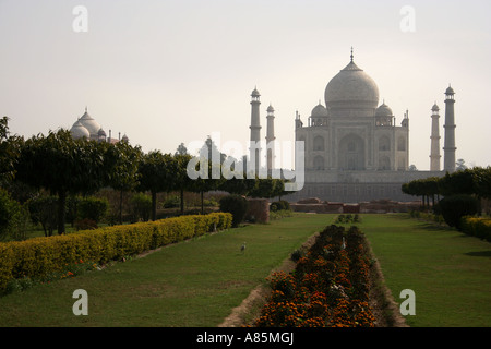 Ein Blick auf das Taj Mahal aus über den Fluss Yamuna, Agra, Indien Stockfoto
