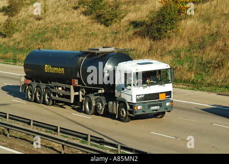 M25 Autobahn Bitumen Tanker ERF LKW mit erhöhten Reifen sparen Räder Stockfoto
