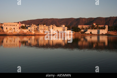 Häuser in Pushkar See bei Sonnenuntergang widerspiegelt. Pushkar, Rasjastan, Indien. Puskhar See ist ein heiliger See für Hindus. Stockfoto