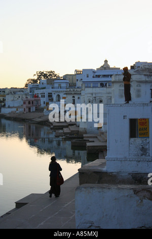 Eine Person zu Fuß entlang der Ufer des Pushkar See, Pushkar, Rajasthan, Indien. Puskhar See ist ein heiliger See für Hindus. Stockfoto