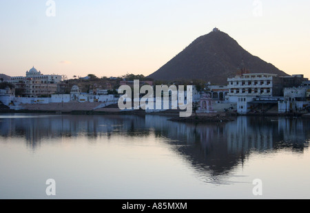 Ratnagiri Hügel mit der Savitri Tempel auf seinem Gipfel in Pushkar See, Pushkar, Rajasthan, Indien nach Sonnenuntergang. Stockfoto