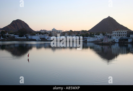 Ratnagiri Hügel spiegelt sich in Pushkar See, Pushkar, Rajasthan, Indien, nach Sonnenuntergang. Stockfoto