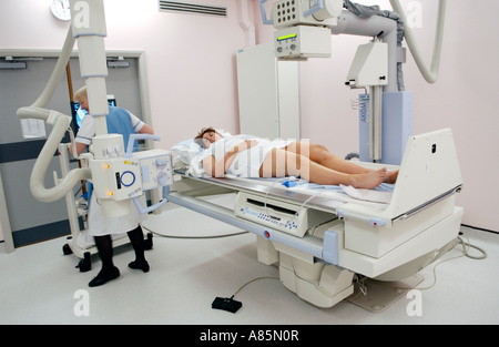 Frau mit Barium Enema auf Tisch von Siemens Medical Solutions Axiom Iconos R200 Fluoroskopie imaging-Einheit Privatklinik UK Stockfoto