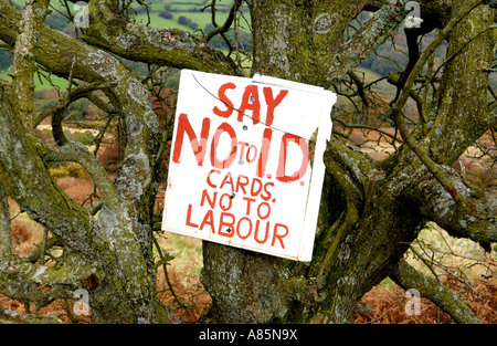 SAGEN Nein, ID-Karten NO zu LABOUR ländlichen Protest Zeichen in der Nähe von Stadt von Crickhowell Powys South Wales UK Stockfoto