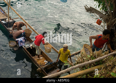 Butonese Fischer ihren Fang zum Trocknen unter der Sonne in einem temporären Fischerdorf tragen sie auf Insel Waigeo eingerichtet. Stockfoto