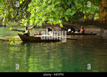 Indonesische Fischer unter der Kante des Kalksteininsel, Waigeo Insel Raja Ampat Indonesien. Stockfoto