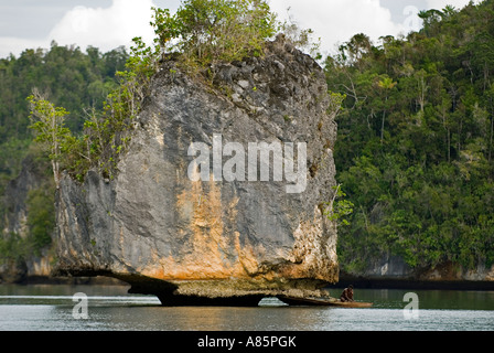 Pilz Kalksteininsel und Fischer in Kabui Bay, Insel, Waigeo, Raja Ampat Indonesien. Stockfoto